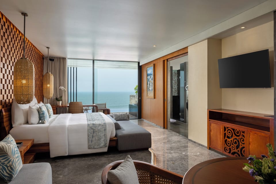 Horizon Pool Suite | Minibar, in-room safe, desk, iron/ironing board