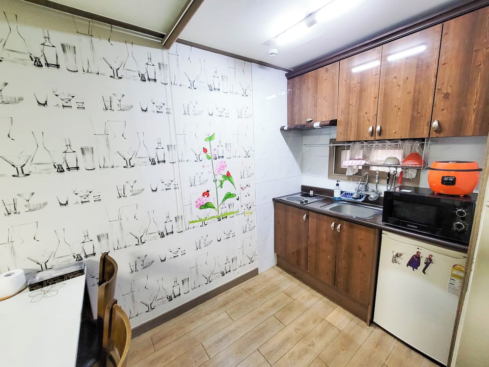 Grand Room (Chamomile) | Private kitchen | Mini-fridge, microwave, stovetop, rice cooker