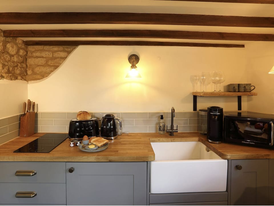 Superior Cottage, Ensuite, Courtyard View (Sofa Bed) | Shared kitchen | Espresso maker, electric kettle