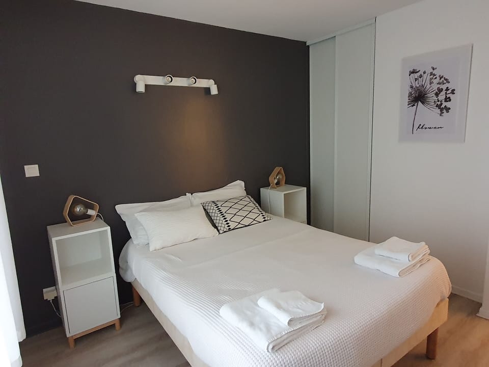 Double Room | Iron/ironing board, free WiFi, bed sheets
