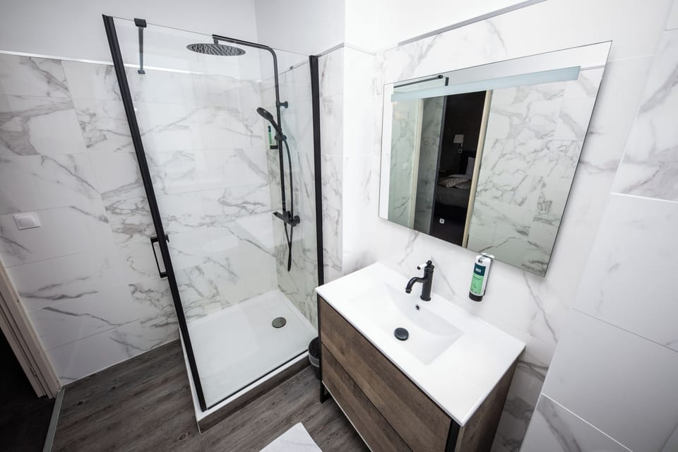 Double Room | Bathroom | Free toiletries, towels