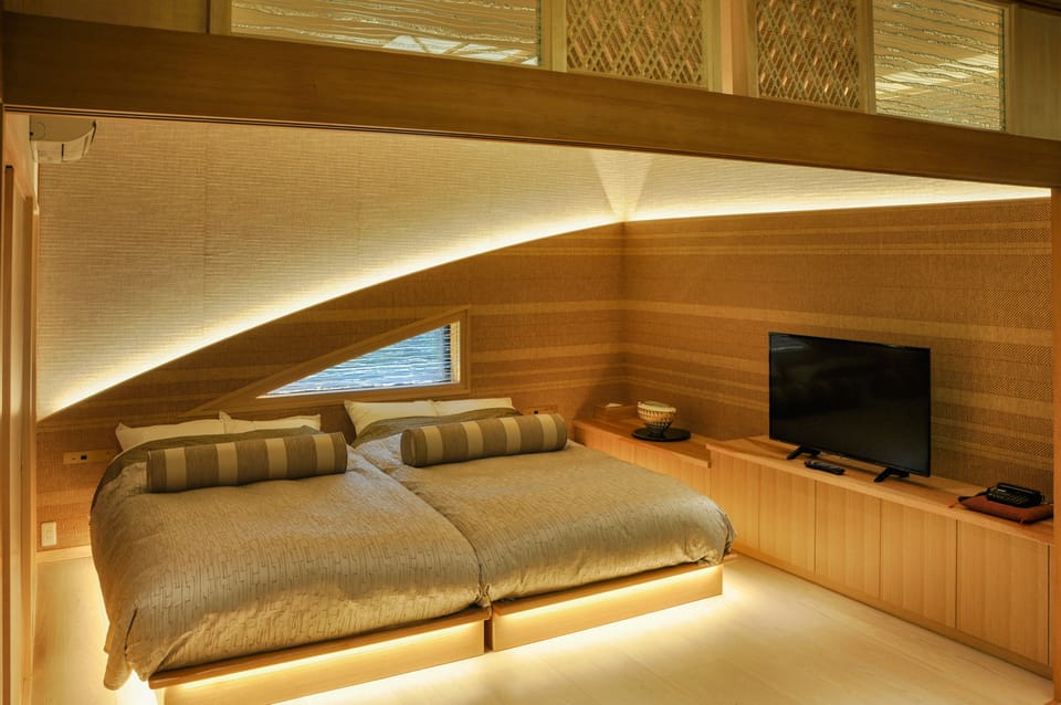Traditional Room, 1 Bedroom, Non Smoking, Mountain View (can't serve dinner after 8 PM checkin) | In-room safe, blackout drapes, WiFi (free), bed sheets