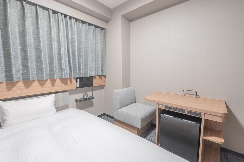 Down comforters, desk, free WiFi, bed sheets