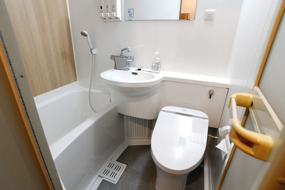 Combined shower/tub, deep soaking tub, rainfall showerhead, hair dryer