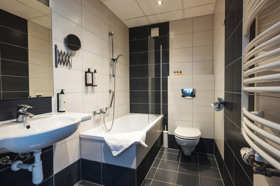 Premium Room | Bathroom | Shower, hair dryer, towels