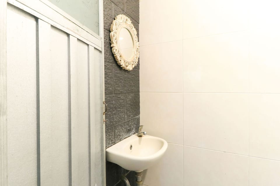 Shower, free toiletries, towels