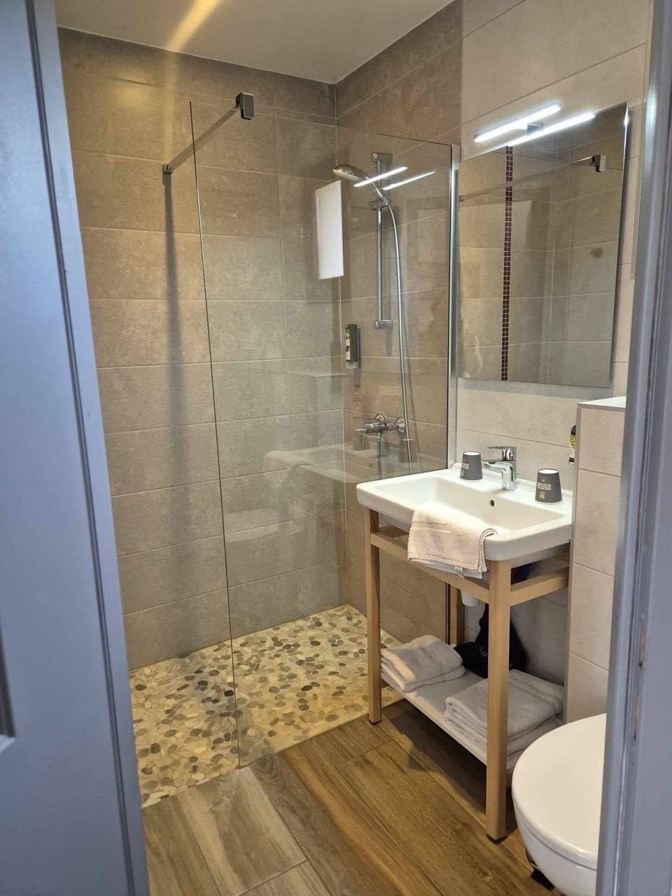 Superior Room, Garden View | Bathroom | Free toiletries, hair dryer, towels