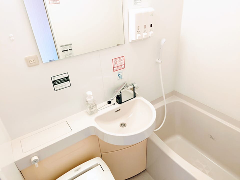 Combined shower/tub, free toiletries, hair dryer, slippers