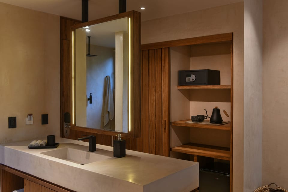 Shower, free toiletries, towels