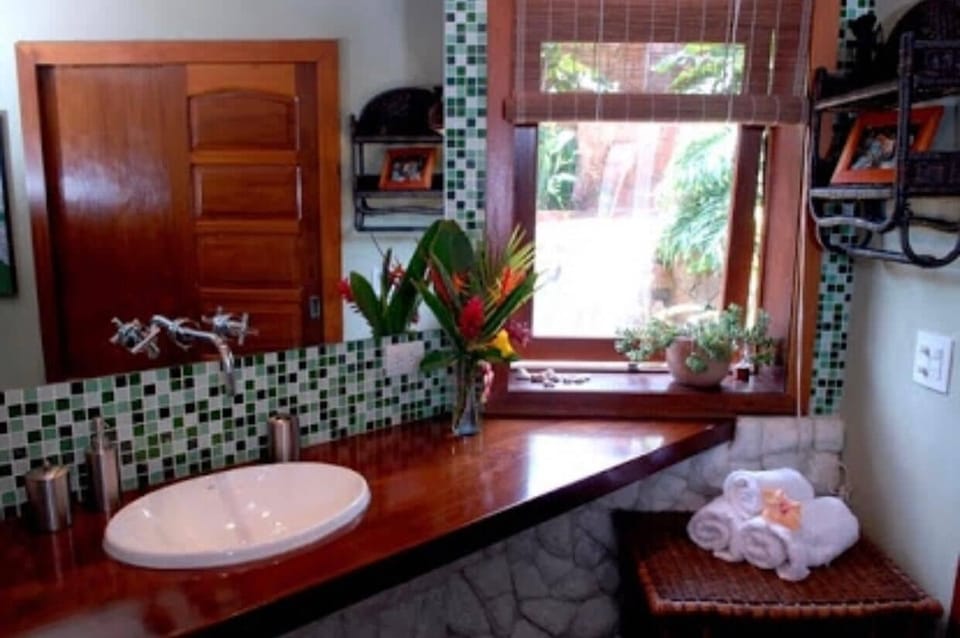 Bathroom sink