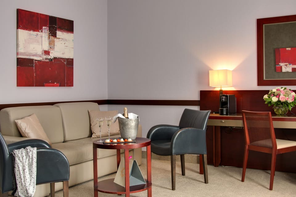 Comfort Suite | Premium bedding, in-room safe, desk, blackout drapes