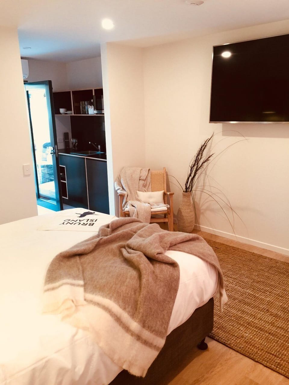 Hotel Bruny Lodge | Private kitchen | Fridge, microwave, coffee/tea maker, electric kettle