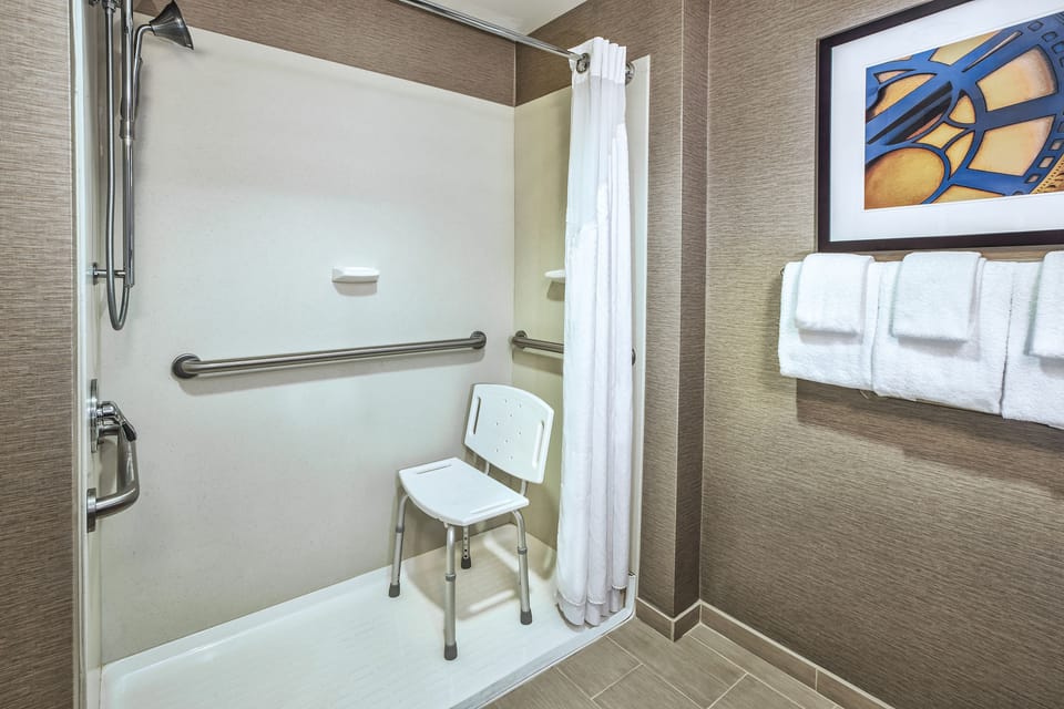 Standard Room | Bathroom | Combined shower/tub, towels