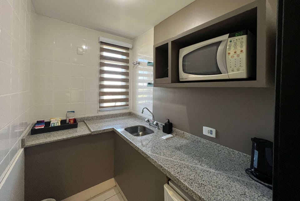 Deluxe Twin Room | Minibar, in-room safe, desk, blackout drapes