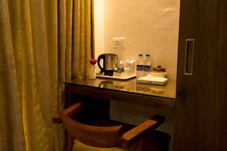 Basic Double Room, Non Smoking, Garden View | In-room dining