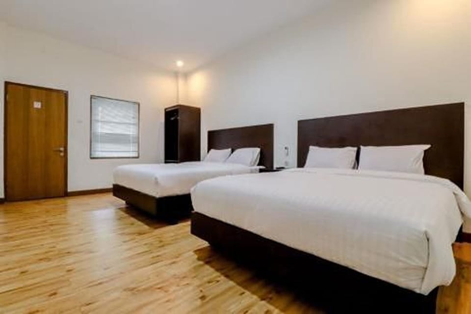 Family Room | Desk, free WiFi, bed sheets