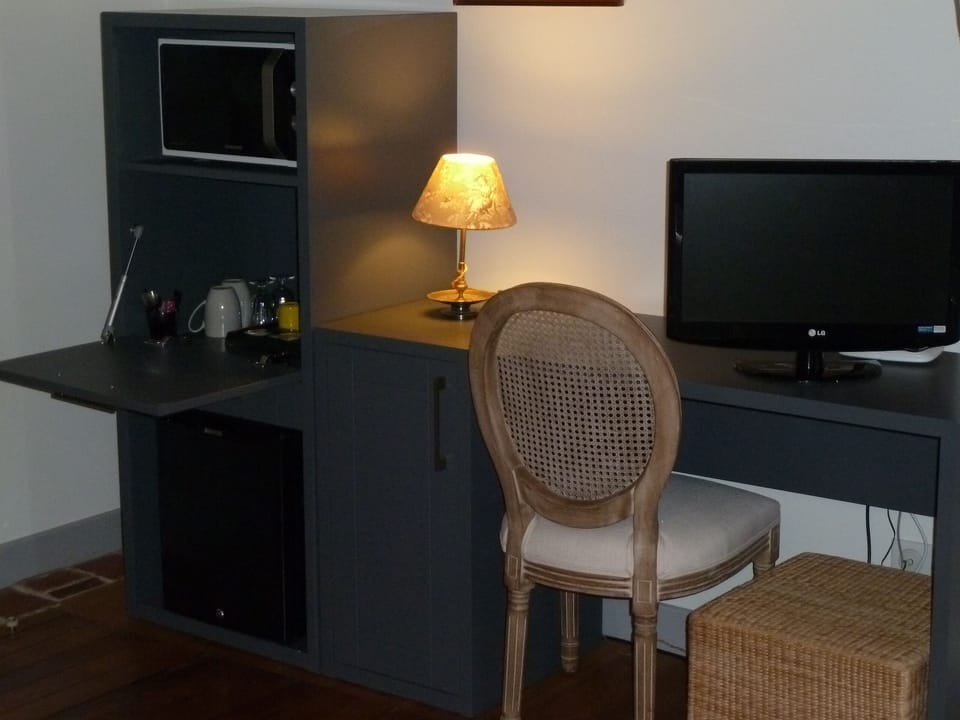 Romantic Room (Lilas) | Living area | 55-cm flat-screen TV with digital channels, TV, table tennis