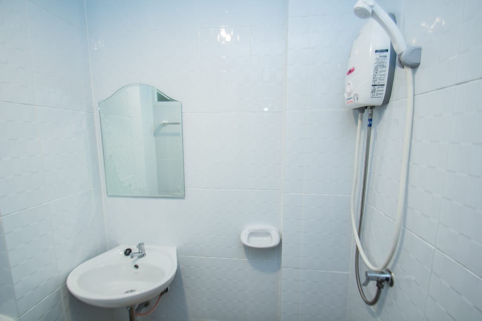 Basic Apartment | Bathroom | Shower, free toiletries, towels