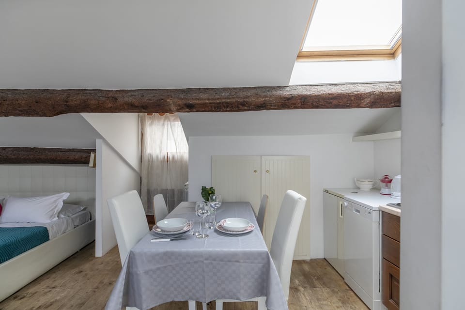 Studio | Cribs (surcharge), WiFi (free), bed sheets