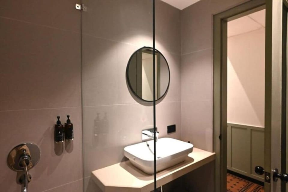 Shower, free toiletries, towels