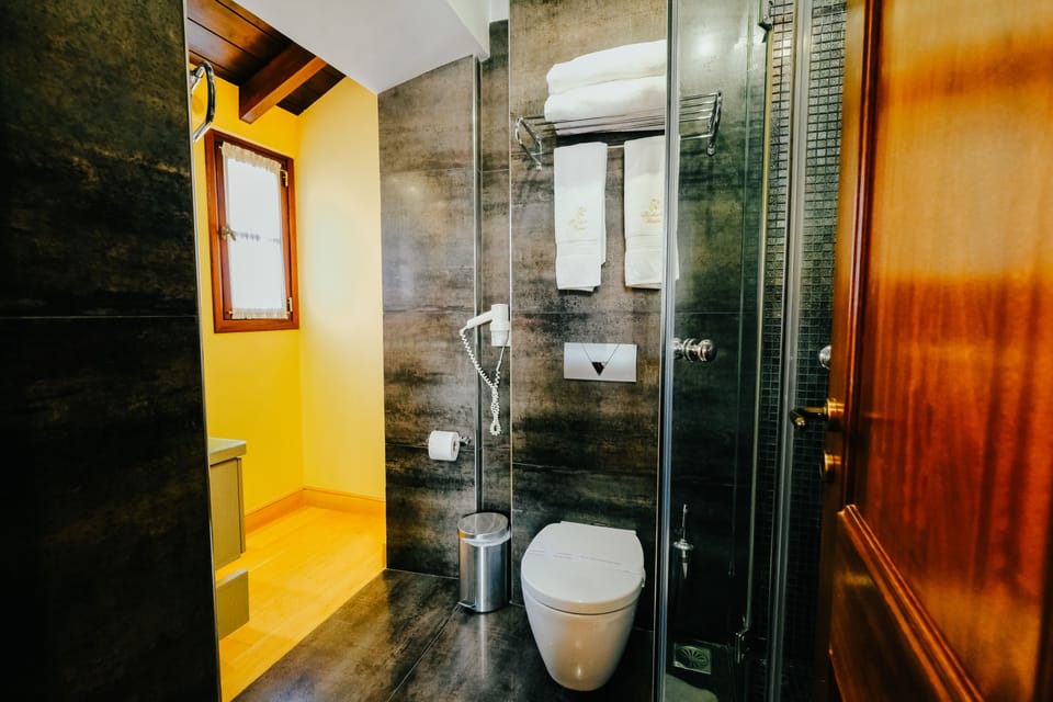 Superior Suite (Bouganvillea) | Bathroom | Rainfall showerhead, free toiletries, hair dryer, bathrobes