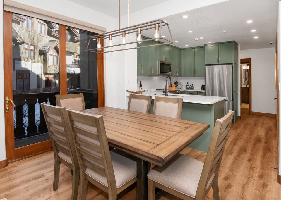 Condo, 2 Bedrooms | Dining