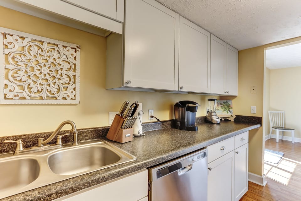 Condo, 3 Bedrooms | Private kitchen | Coffee/tea maker, fridge, oven