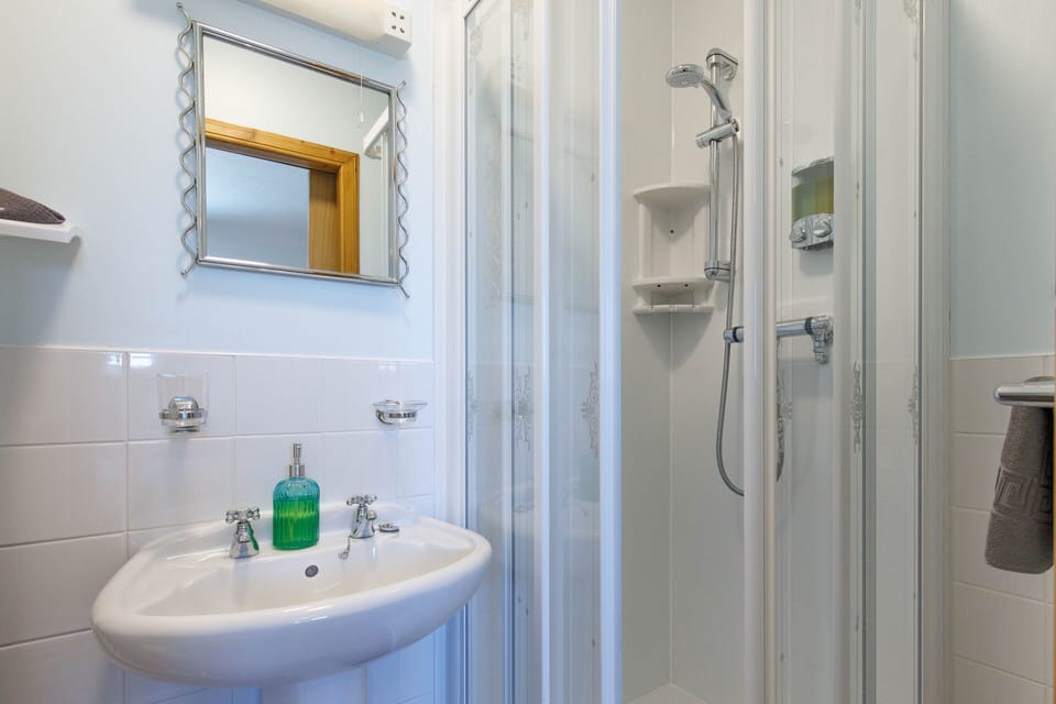 Basic Double Room, Ensuite (Room 2) | Bathroom | Shower, free toiletries, hair dryer, towels