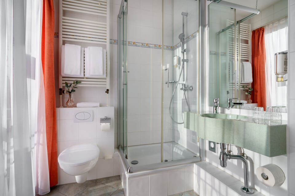 Double Room | Bathroom | Free toiletries, hair dryer, towels
