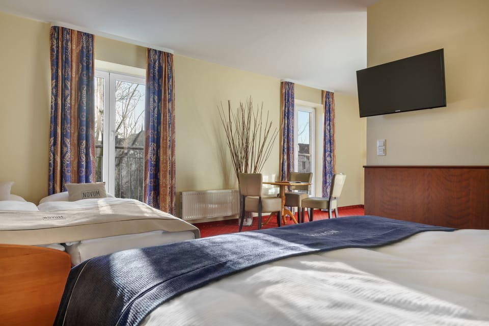 Hypo-allergenic bedding, in-room safe, individually decorated, desk