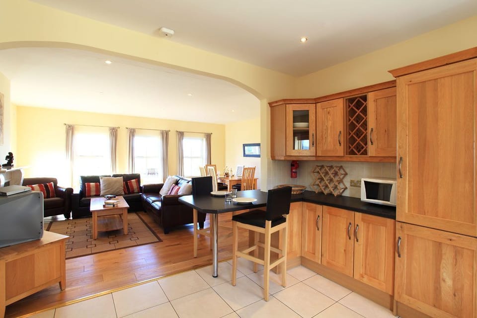 Deluxe Villa | Living room | Flat-screen TV, fireplace, DVD player