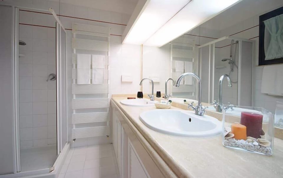 Shower, free toiletries, hair dryer, bidet