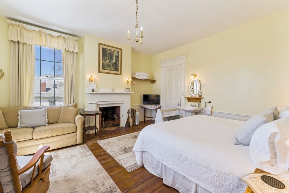 Comfort Single Room, Non Smoking (Room 2, Second Floor) | Individually decorated, individually furnished, iron/ironing board