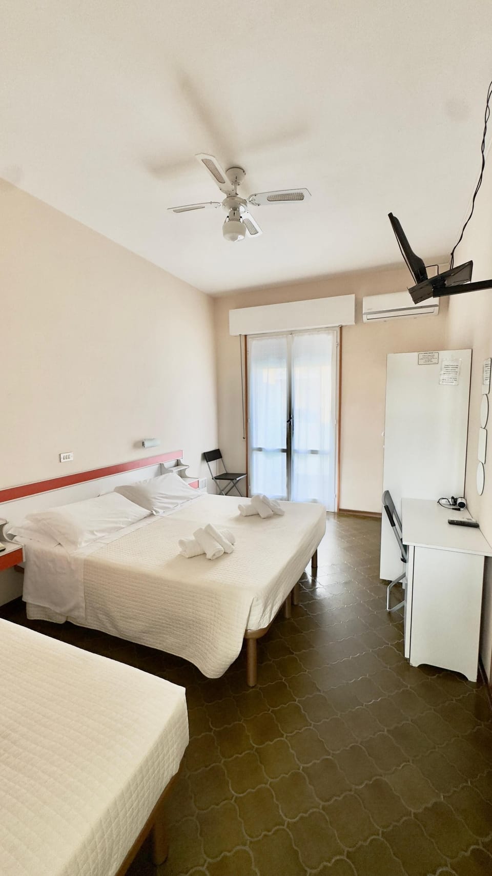 Triple Room | In-room safe, desk, free WiFi, bed sheets