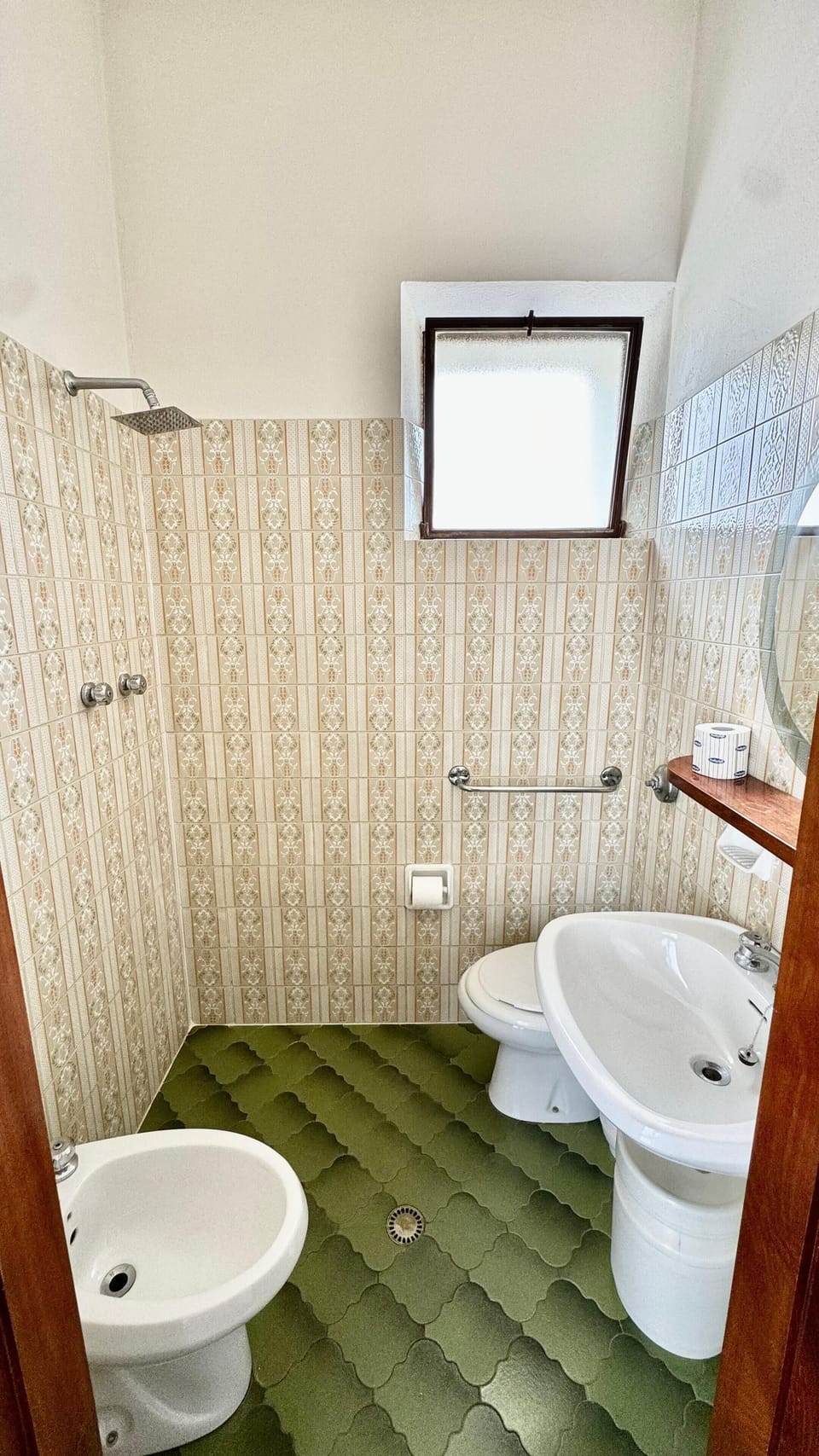 Shower, rainfall showerhead, free toiletries, hair dryer