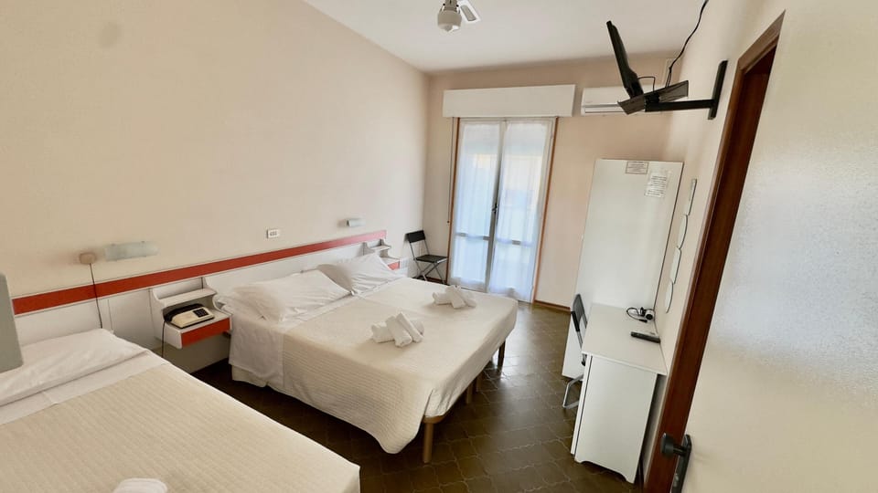 Triple Room | In-room safe, desk, free WiFi, bed sheets