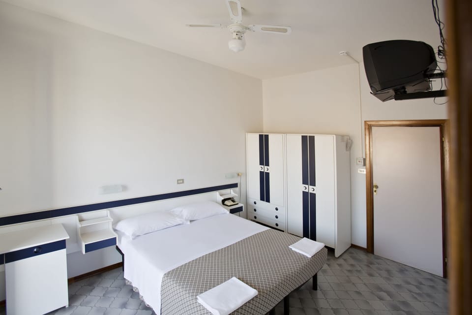 Double Room | In-room safe, desk, free WiFi, bed sheets