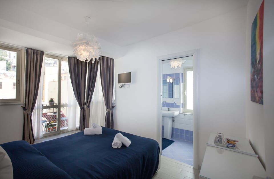 Executive Room | Minibar, in-room safe, desk, laptop workspace