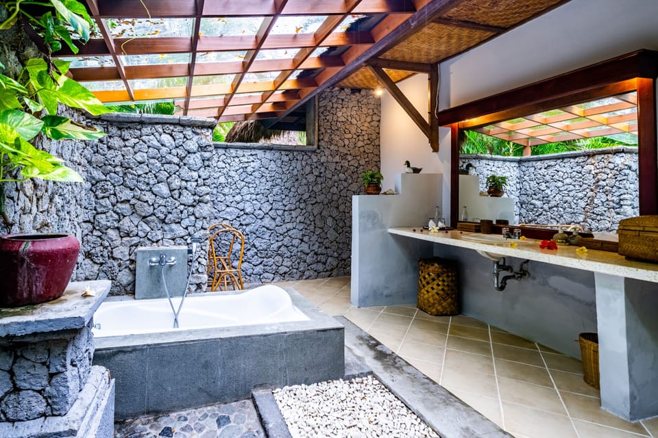 Deluxe Bungalow, 1 Bedroom | Bathroom | Free toiletries, hair dryer, towels