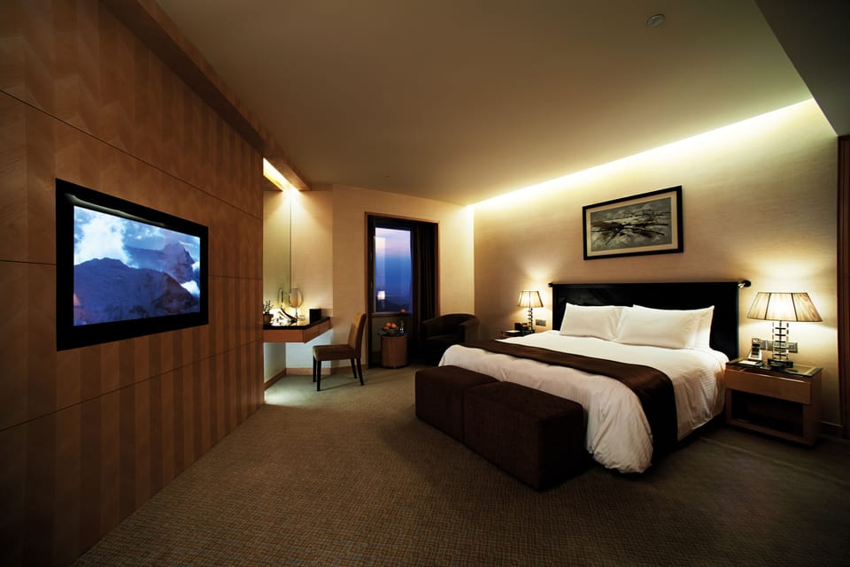 Grand Premier | Minibar, in-room safe, desk, laptop workspace