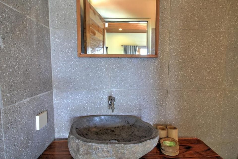 Bathroom sink