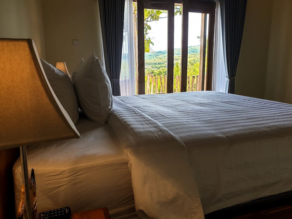 Deluxe Double Room, Sea View | Desk, laptop workspace, soundproofing, free WiFi