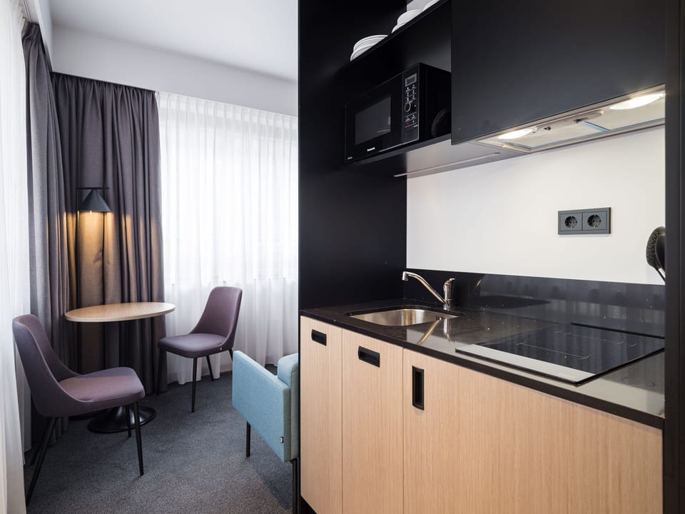 Deluxe Room, 2 Twin Beds, Non Smoking, Kitchenette | Private kitchenette | Fridge, microwave, stovetop, dishwasher
