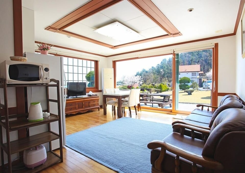 Dinslaken Room | Living area | Flat-screen TV