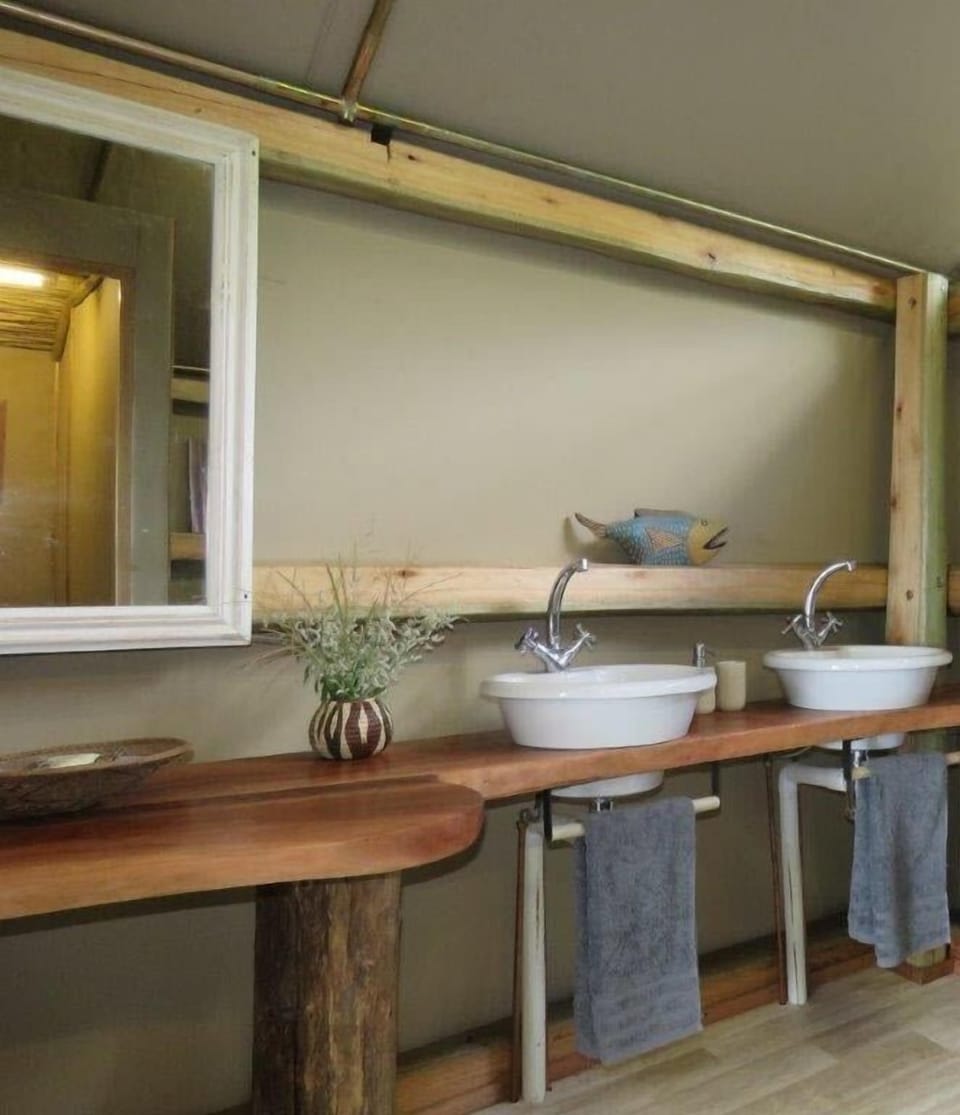 Luxury Chalet | Bathroom | Shower, free toiletries, towels, soap