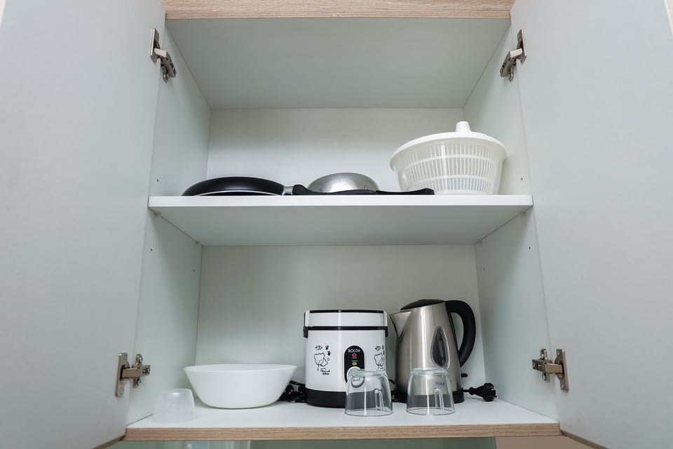 Room | Private kitchenette | Fridge, stovetop, electric kettle, cookware/dishes/utensils