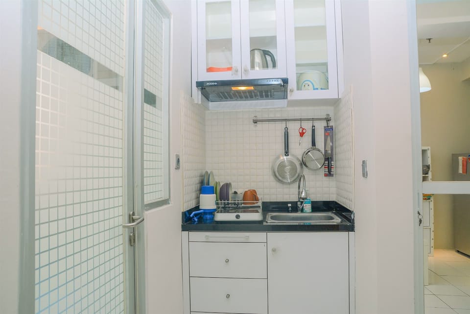 Room | Private kitchenette | Fridge, stovetop, electric kettle, cookware/dishes/utensils