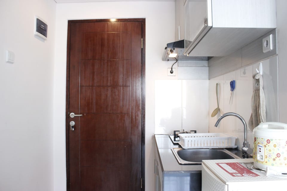 Room | Private kitchenette | Fridge, stovetop, cookware/dishes/utensils