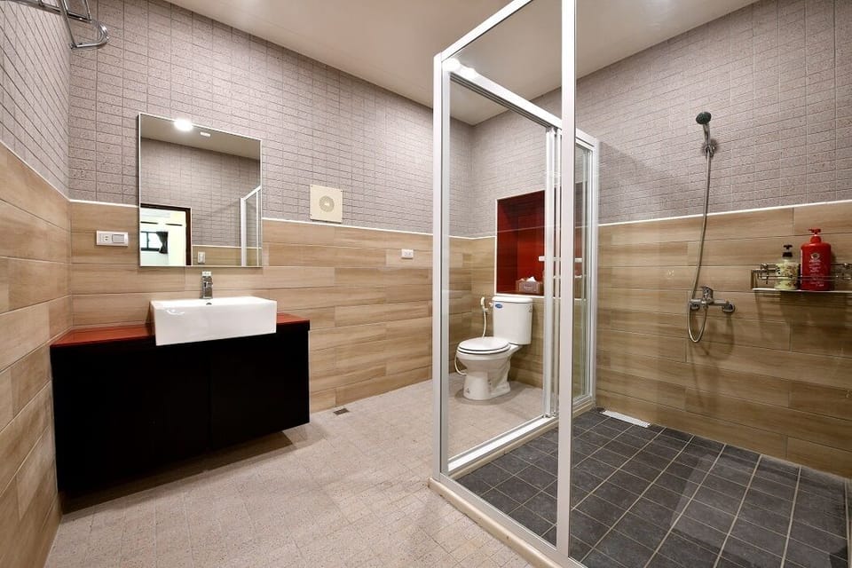 Comfort Quadruple Room | Bathroom | Shower, hair dryer, slippers, towels