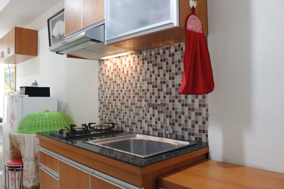 Room | Private kitchenette | Fridge, stovetop, cookware/dishes/utensils
